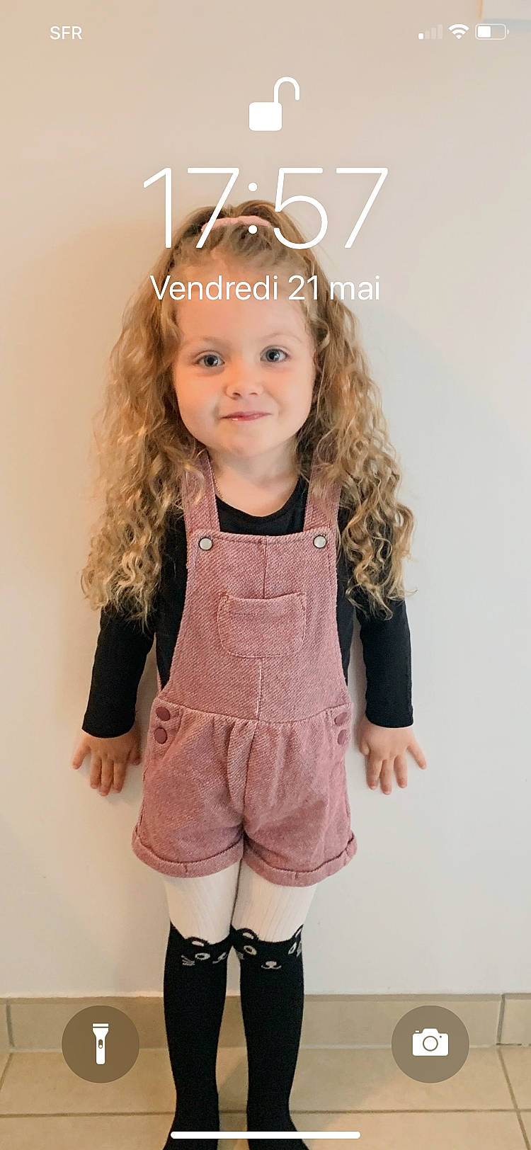 Mélyna participe au concours pour gagner de l'argent avec cette photo : baby_toddler_clothing, cheek, chin, clothing, eye, eyelash, face, hair, head, human_body, iris, joint, joy, lip, neck, outerwear, person, pink, skin, sleeve