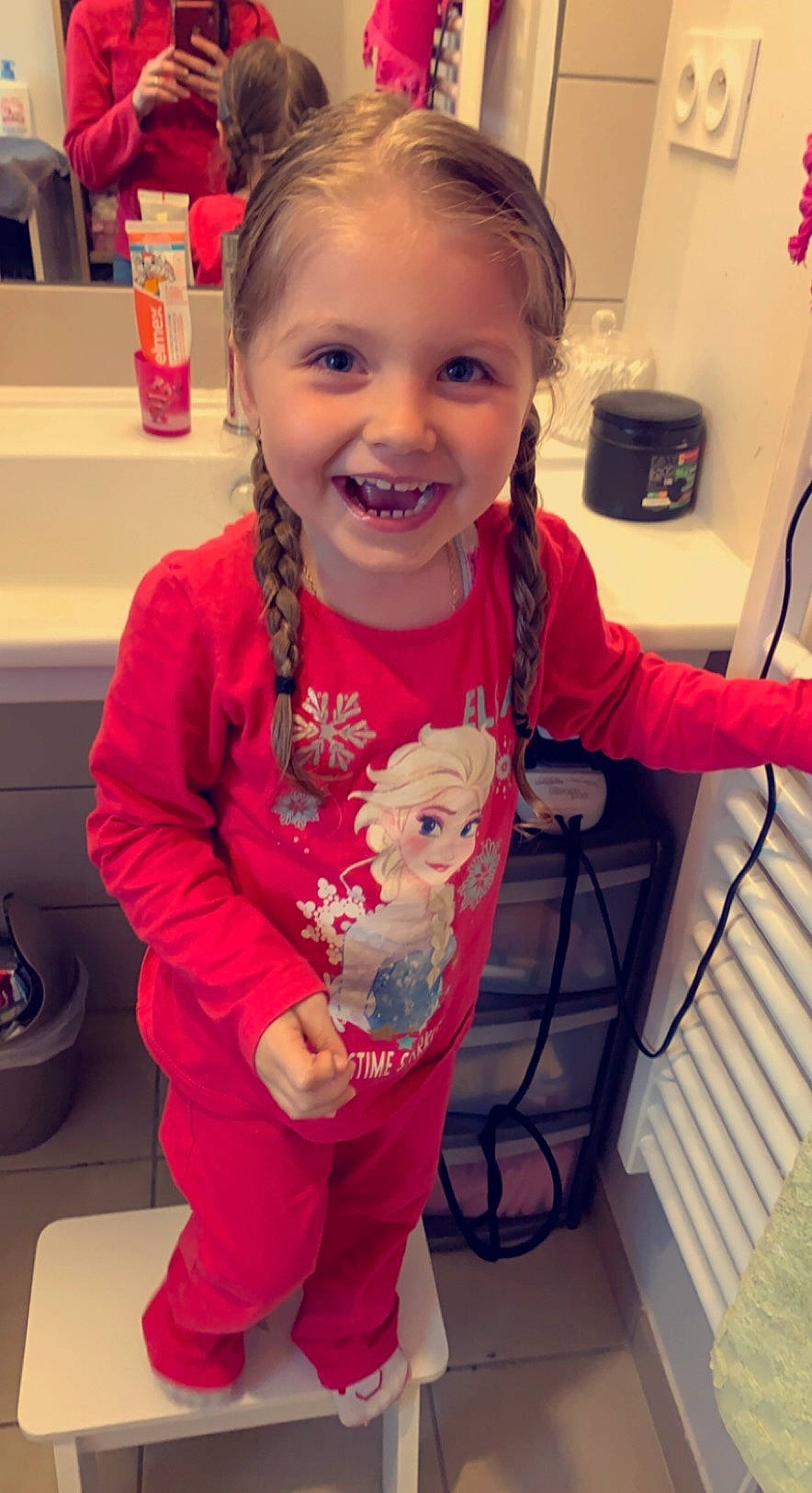 Mélyna participe au concours pour gagner de l'argent avec cette photo : baby, baby_toddler_clothing, cheek, child, facial_expression, hair, hairstyle, happy, head, iris, joy, kitchen_appliance, mouth, person, pink, play, skin, sleeve, smile, standing