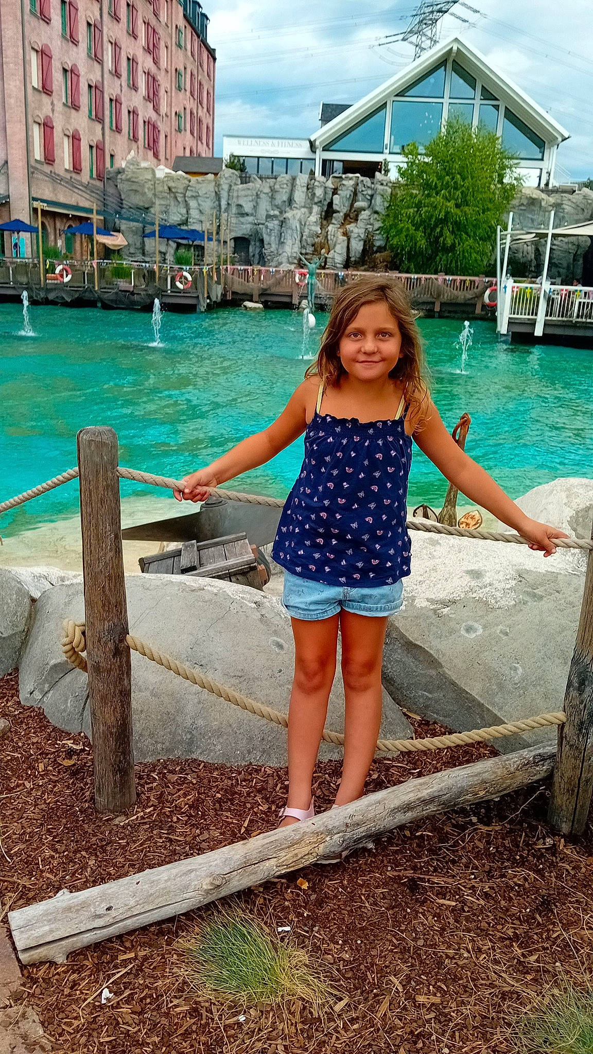 Celya participe au concours pour gagner de l'argent avec cette photo : azure, blue, daytime, fun, green, hair, hairstyle, happy, joy, leg, leisure, people_in_nature, person, recreation, sky, standing, summer, thigh, travel, waist