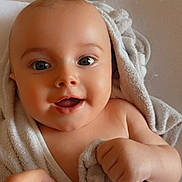Naïss participe au concours pour gagner de l'argent avec cette photo : baby, towel, hand, smile, happy, face, skin, infant, child, cute, portrait, wrapped, cozy, expression, human, indoors, soft, warm, newborn, person
