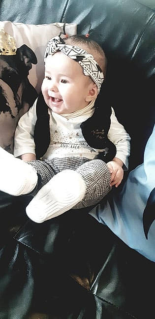 Kathaleya a rejoint le concours — aidez-le/la à gagner de superbes lots ! arm, baby, child, child_model, fashion_accessory, hair_accessory, headgear, headpiece, headwear, person, smile, toddler