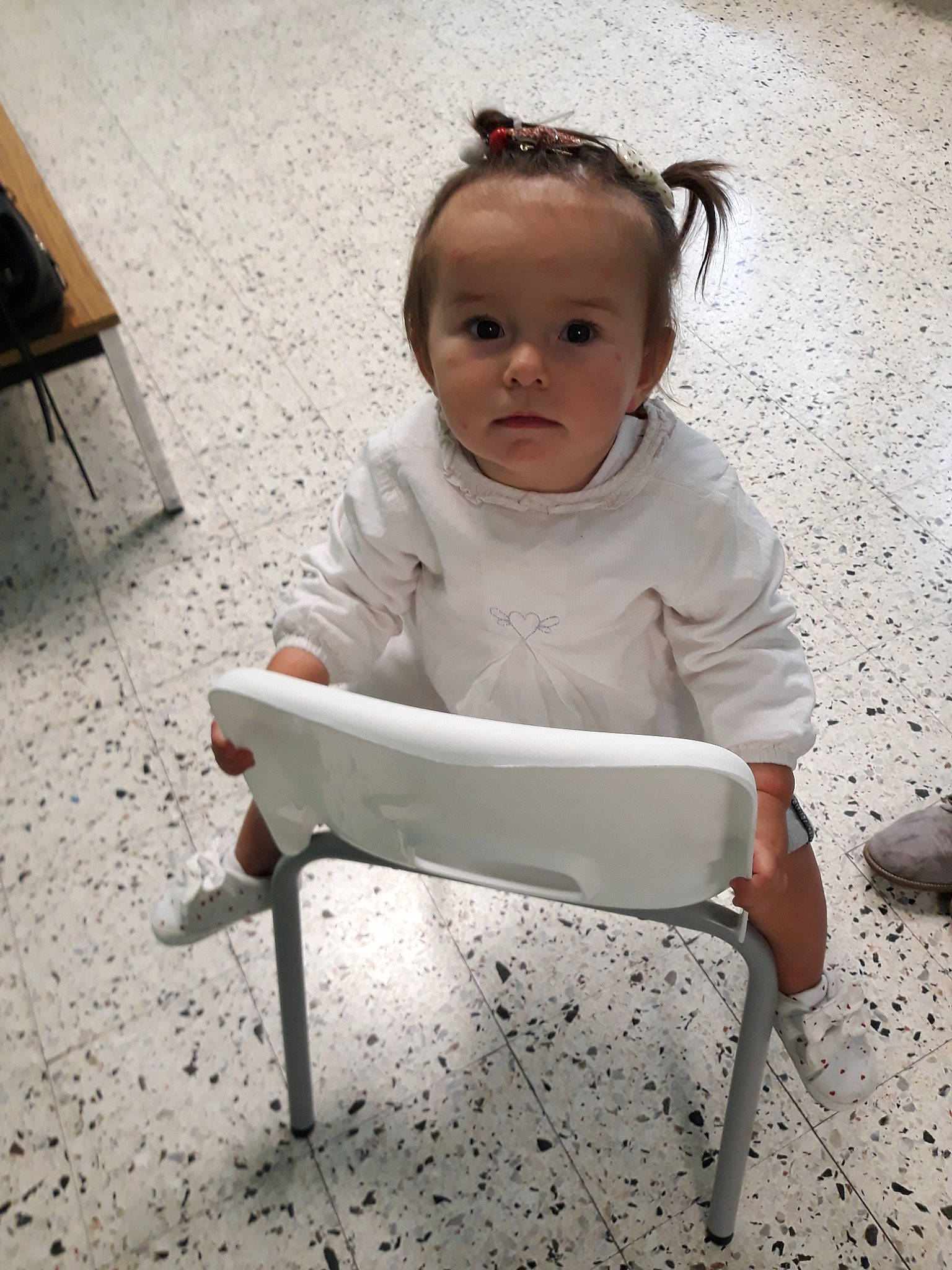 Kathaleya a rejoint le concours — aidez-le/la à gagner de superbes lots ! baby, child, furniture, person, sitting, toddler