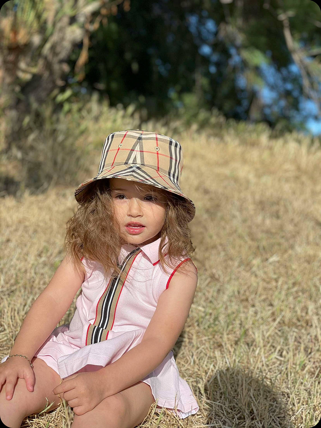 Jennah a rejoint le concours — aidez-le/la à gagner de superbes lots ! day_dress, dress, face, facial_expression, fawn, flash_photography, grass, grass_family, grassland, happy, hat, headwear, lip, long_hair, people_in_nature, person, plant, skin, summer, sun_hat