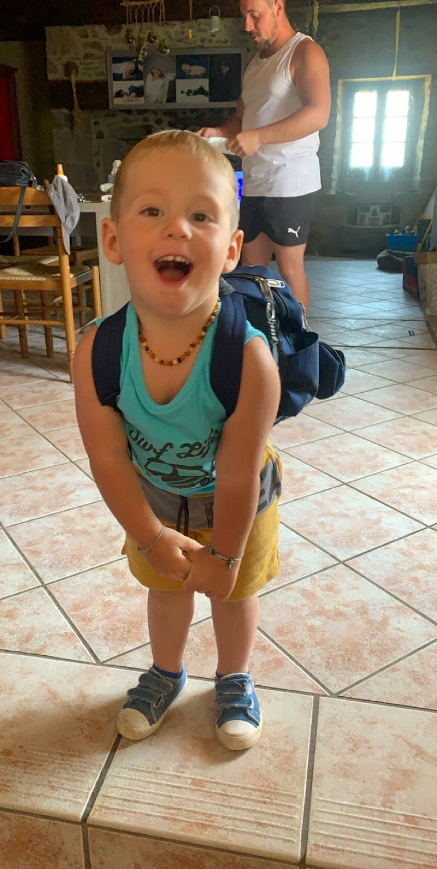 Aaron a rejoint le concours — aidez-le/la à gagner de superbes lots ! arm, baby_toddler_clothing, chair, flooring, fun, hand, happy, head, joint, knee, leg, leisure, people, person, shoe, shorts, skin, smile, sneakers, thigh