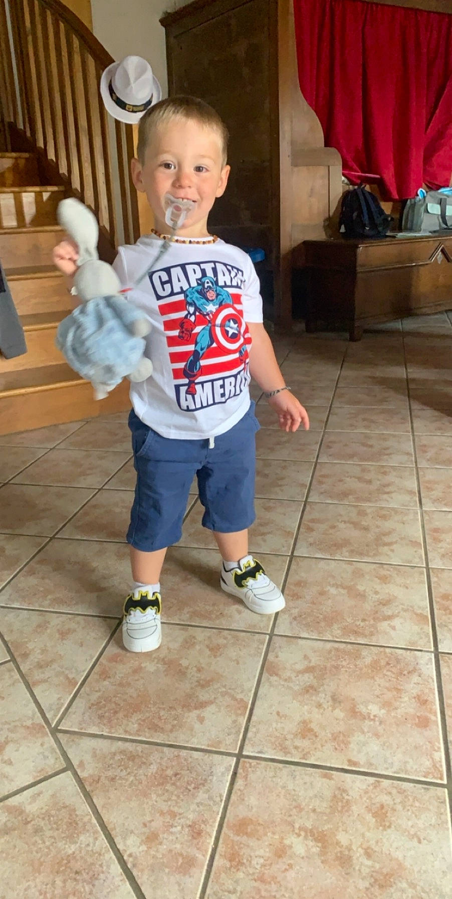 Aaron a rejoint le concours — aidez-le/la à gagner de superbes lots ! chin, facial_expression, finger, floor, flooring, gesture, hairstyle, happy, head, human_body, joint, leg, person, shoulder, sleeve, smile, sportswear, standing, t_shirt, thigh