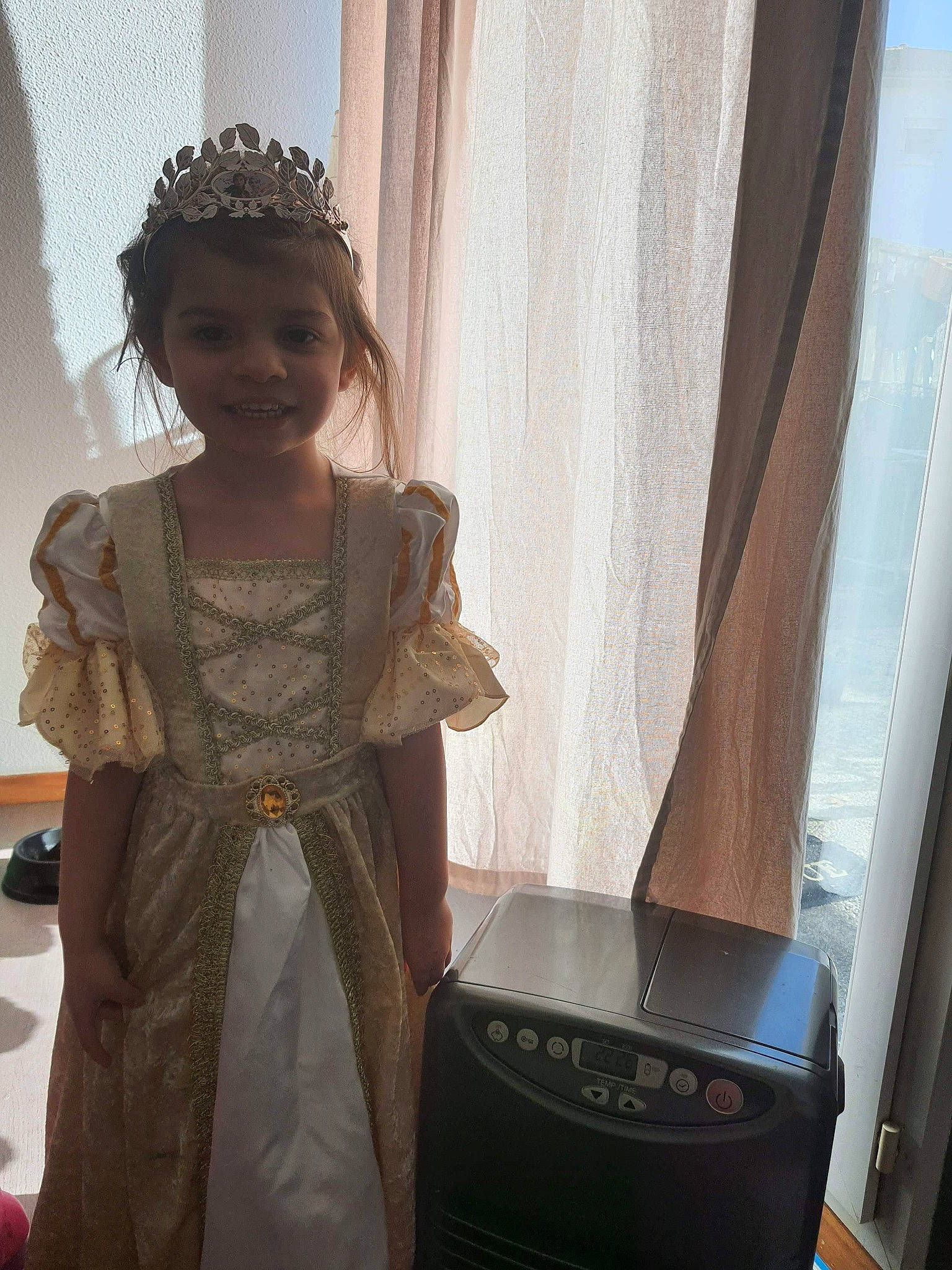 Taïna participe au concours pour gagner de l'argent avec cette photo : audio_equipment, bridal_accessory, curtain, dress, electronic_instrument, embellishment, event, fashion_design, formal_wear, fun, happy, headpiece, home_appliance, jewellery, joy, loudspeaker, musical_instrument, person, smile, standing