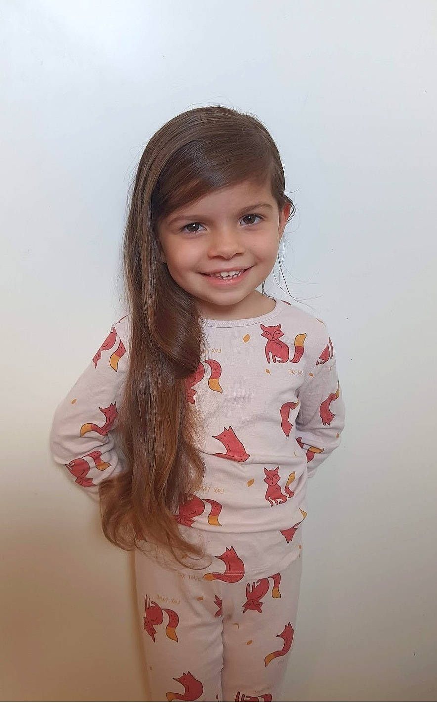 Taïna a rejoint le concours — aidez-le/la à gagner de superbes lots ! arm, baby_toddler_clothing, cheek, chin, dress, eye, face, gesture, hairstyle, happy, human_body, joy, lip, neck, person, skin, sleeve, smile, standing, textile