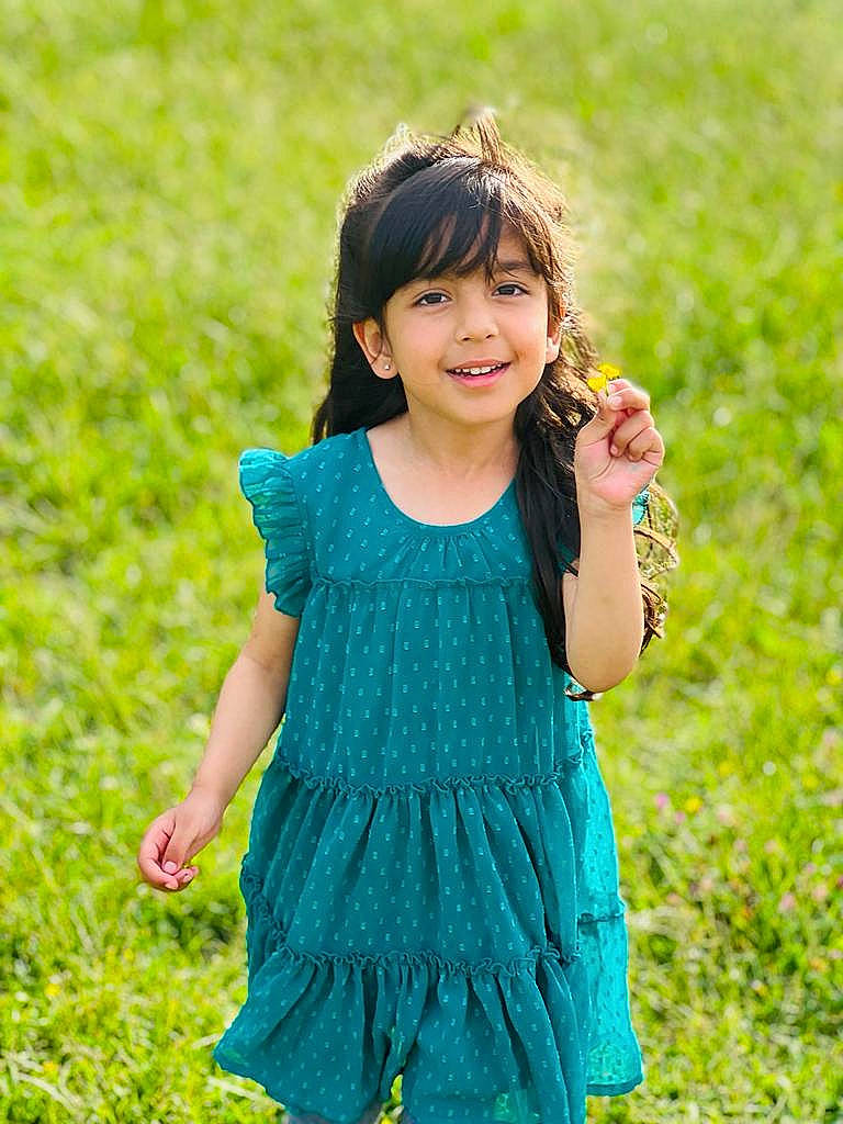Ariana participe au concours pour gagner de l'argent avec cette photo : baby_toddler_clothing, day_dress, dress, face, gesture, grass, grassland, hairstyle, happy, joy, leaf, meadow, nature, one_piece_garment, people_in_nature, person, plant, sleeve, sleeveless_shirt, smile
