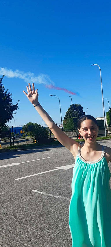 Sanaa a rejoint le concours — aidez-le/la à gagner de superbes lots ! asphalt, cloud, electric_blue, eyewear, finger, gesture, grass, happy, joy, leisure, person, plant, pole, road, road_surface, sky, smile, street_fashion, street_light, thumb