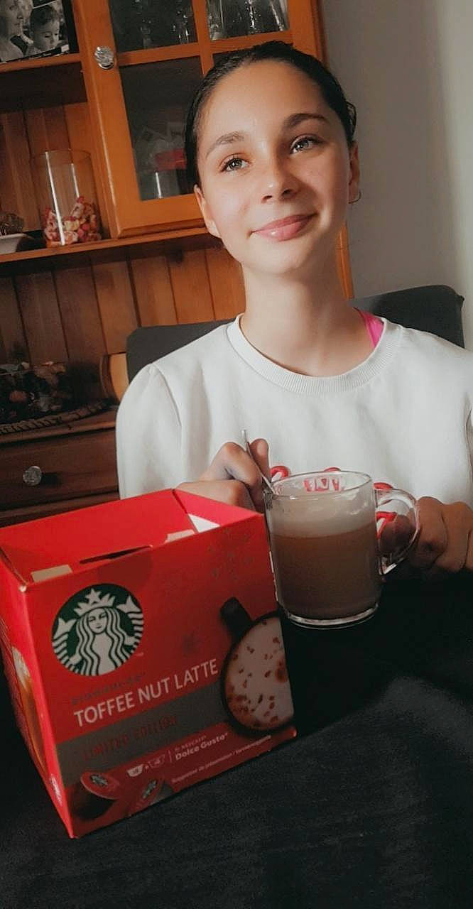 Sanaa a rejoint le concours — aidez-le/la à gagner de superbes lots ! carmine, chocolate, coffee, coffee_cup, cuisine, cup, dessert, drink, drinking, drinkware, eyewear, food, ingredient, joy, lip, mug, person, smile, sweetness, t_shirt