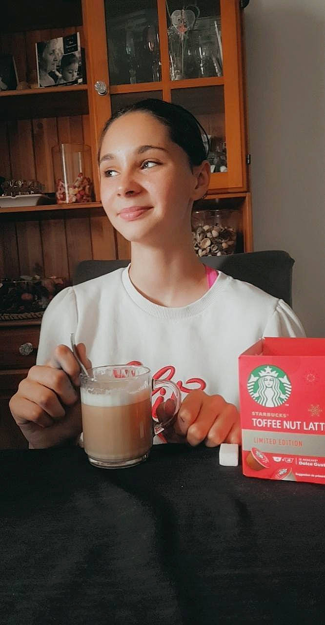 Sanaa a rejoint le concours — aidez-le/la à gagner de superbes lots ! cup, drink, drinking, drinkware, eyewear, food, hand, joy, juice, junk_food, milkshake, mug, nail, person, serveware, shelf, smile, soft_drink, sweetness, t_shirt