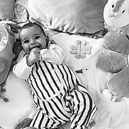 Gabie a rejoint le concours — aidez-le/la à gagner de superbes lots ! baby, infant, smiling, striped_clothing, plush_toys, cushion, playmat, hand_in_mouth, happy, lying_down, monochrome, face, foot, soft_toys, child, comfortable, indoors, cute, portrait, cozy