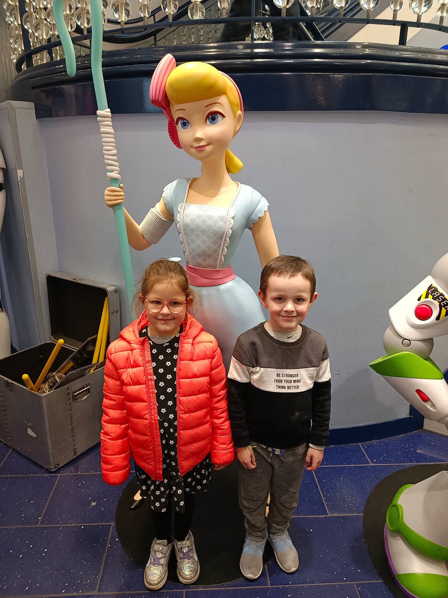 Amélia a rejoint le concours — aidez-le/la à gagner de superbes lots ! animation, art, boot, child, doll, fashion_design, fictional_character, flooring, fun, hairstyle, happy, joy, leisure, person, personal_protective_equipment, room, smile, standing, t_shirt, toddler