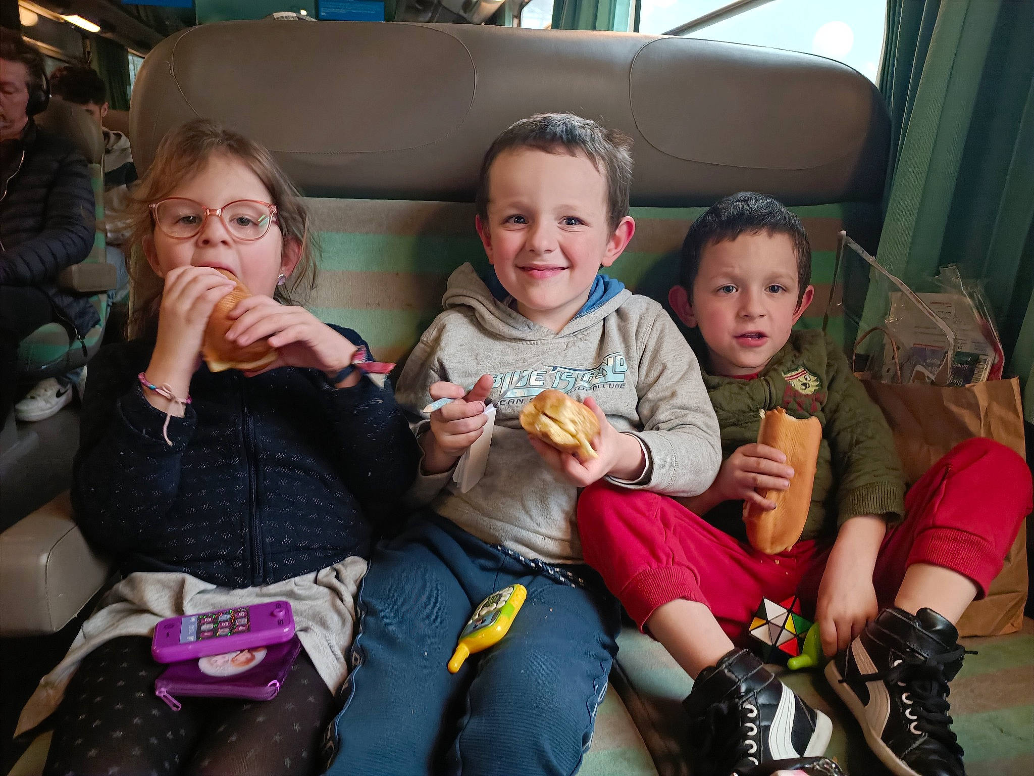 Amélia a rejoint le concours — aidez-le/la à gagner de superbes lots ! child, comfort, community, event, face, finger, fun, happy, joy, lap, leisure, person, recreation, sharing, shorts, sitting, skin, smile, snapshot, social_group