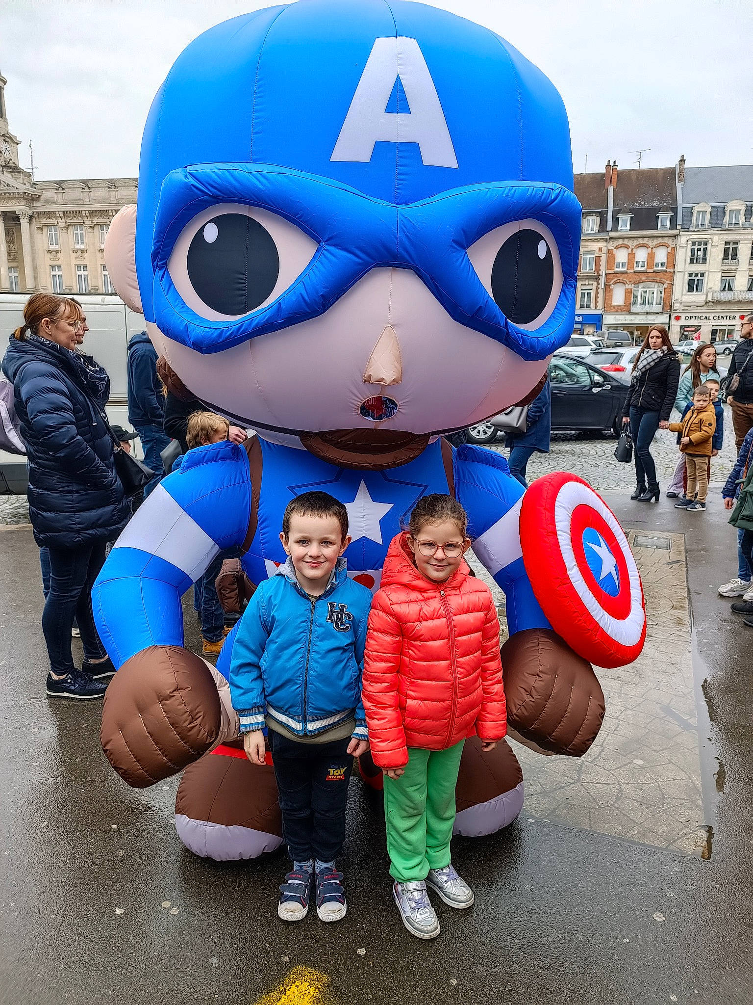 Amélia participe au concours pour gagner de l'argent avec cette photo : blue, cartoon, clothing, electric_blue, event, fan, footwear, fun, goggles, jacket, joy, mascot, outerwear, person, public_space, recreation, shoe, sky, smile, sneakers