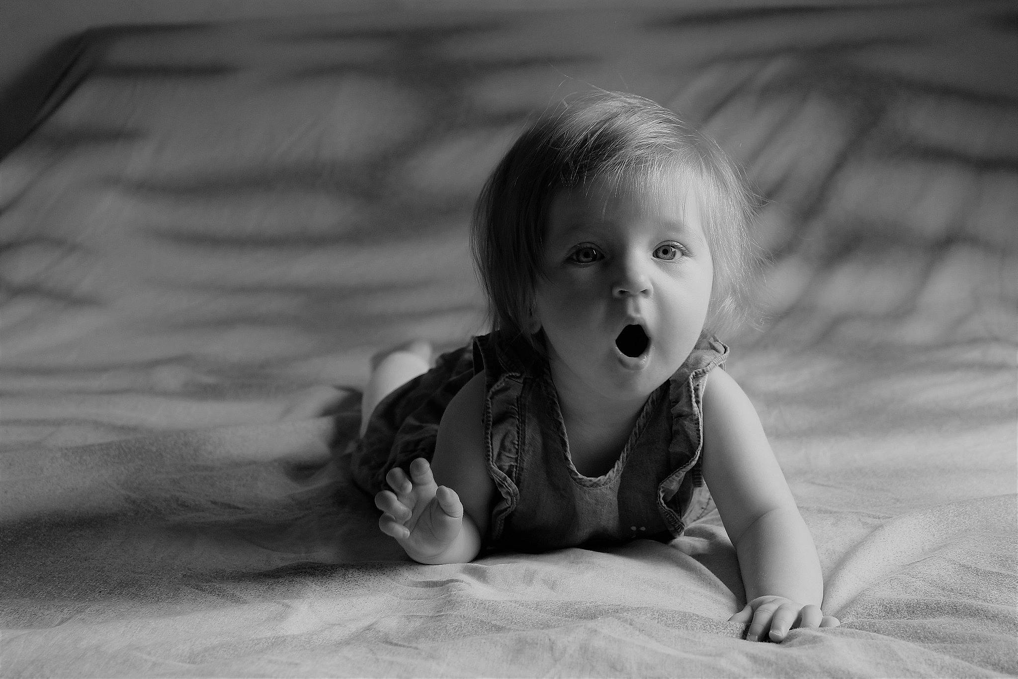 Lou a rejoint le concours — aidez-le/la à gagner de superbes lots ! black, black_and_white, child, eye, face, facial_expression, fun, head, iris, lip, monochrome, monochrome_photography, nose, people, person, photograph, photography, skin, smile, toddler