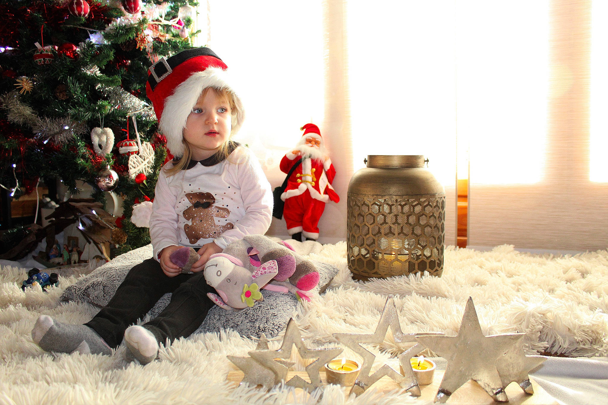 Lou participe au concours pour gagner de l'argent avec cette photo : child, christmas, christmas_decoration, christmas_eve, christmas_ornament, christmas_tree, holiday, person, snow, toddler, tree, winter