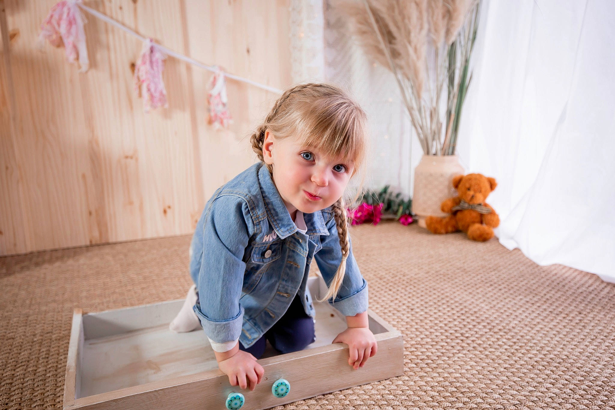 Lou participe au concours pour gagner de l'argent avec cette photo : baby, child, floor, flooring, person, photograph, photography, play, portrait_photography, room, sitting, table, toddler, wood