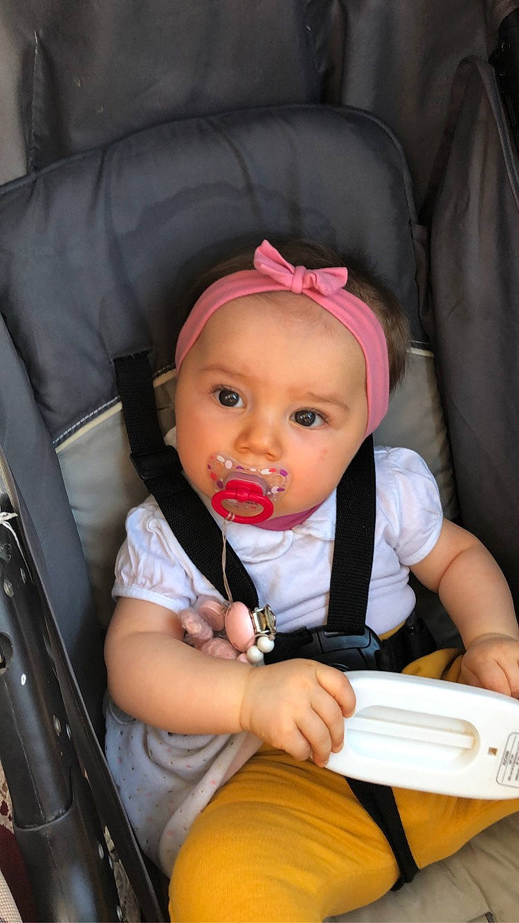 Lea participe au concours pour gagner de l'argent avec cette photo : baby, baby_carriage, baby_in_car_seat, baby_products, car_seat, cheek, child, headwear, person, product, seat_belt, sitting, toddler