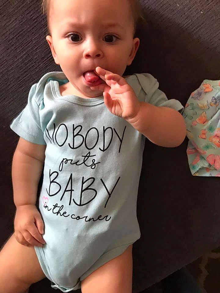 Isabella a rejoint le concours — aidez-le/la à gagner de superbes lots ! arm, baby, baby_products, baby_toddler_clothing, cheek, child, cool, person, product, sleeve, smile, surprise, t_shirt, toddler, top