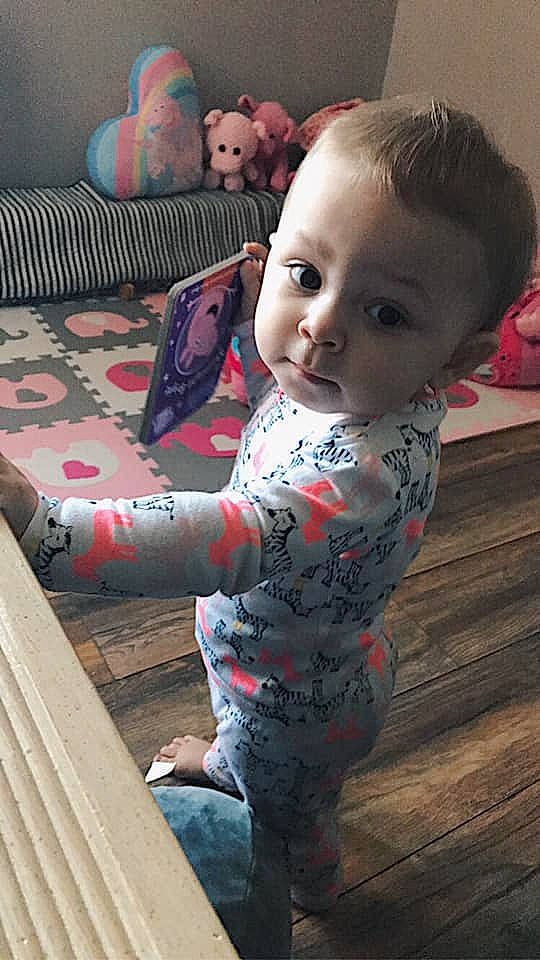 Isabella a rejoint le concours — aidez-le/la à gagner de superbes lots ! arm, baby, cheek, child, finger, leg, person, skin, toddler