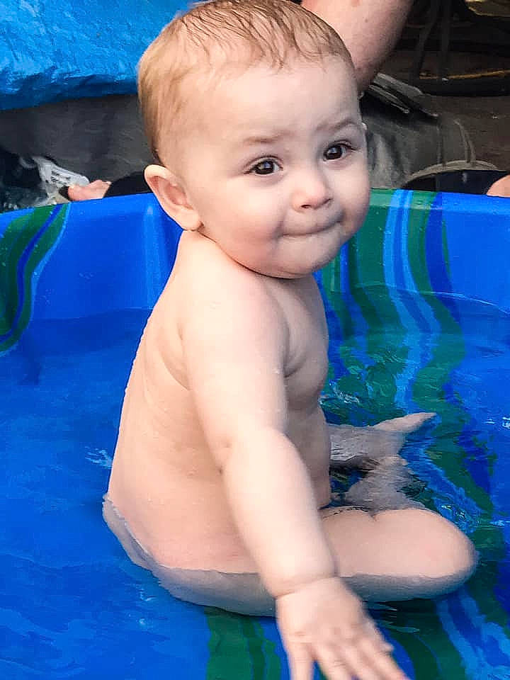 Isabella a rejoint le concours — aidez-le/la à gagner de superbes lots ! baby, baby_bathing, bathing, child, eye, face, fun, inflatable, leisure, person, recreation, skin, smile, summer, toddler