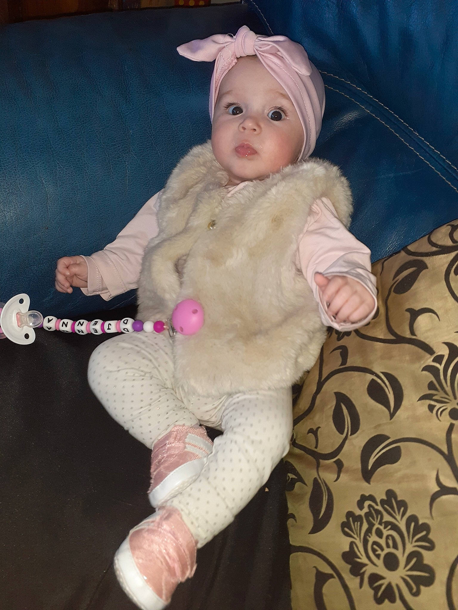 Djenna participe au concours pour gagner de l'argent avec cette photo : baby, blond, cheek, child, doll, fawn, fur, headwear, joint, leg, person, pink, sitting, skin, sleeve, toddler, toy
