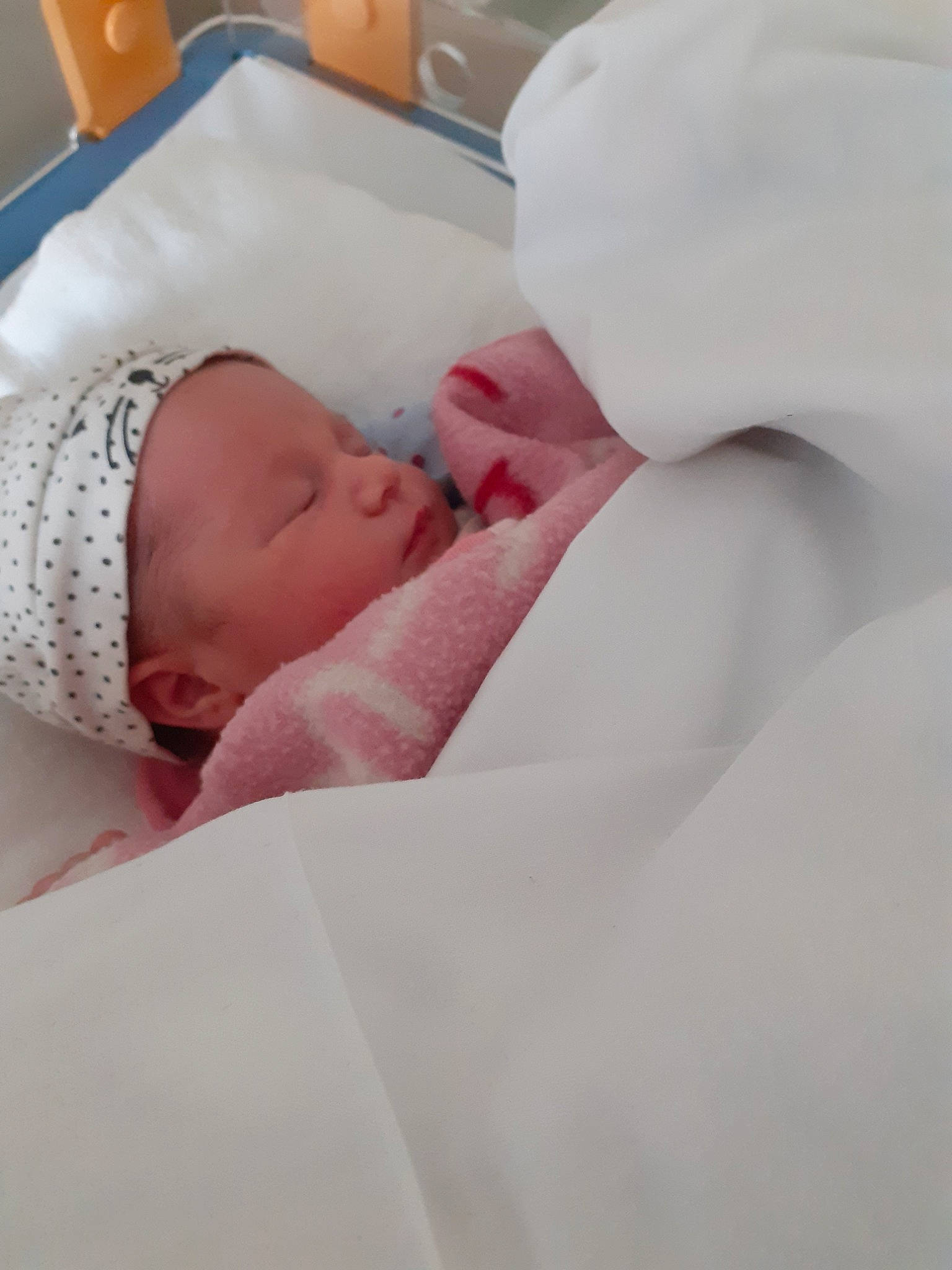 Djenna participe au concours pour gagner de l'argent avec cette photo : baby, bedtime, birth, child, childbirth, nap, person, skin, sleep