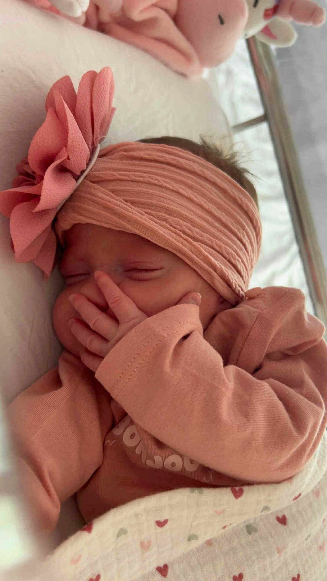 Lyana participe au concours pour gagner de l'argent avec cette photo : baby, sleeping, headband, flower, pink, blanket, heart_pattern, hand, cozy, infant, child, cute, soft, peaceful, portrait, indoors, closeup, newborn, clothing, resting