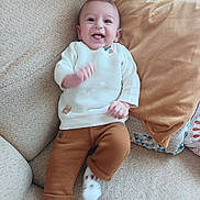 Lowen participe au concours pour gagner de l'argent avec cette photo : baby, child, smiling, couch, pillow, sweater, pants, socks, indoor, happy, person, seated, infant, cozy, furniture, cute, portrait, home, relaxed, laughing