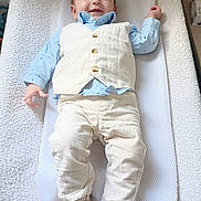 Lowen a rejoint le concours — aidez-le/la à gagner de superbes lots ! baby, changing_pad, child, clothing, cute, fabric, footwear, happy, indoor, infant, lying_down, pants, person, portrait, shirt, shoes, smile, textile, vest, young
