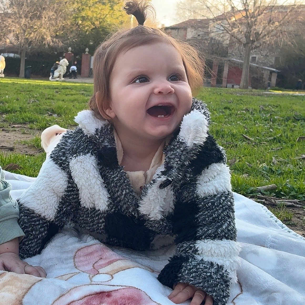 Lyana a rejoint le concours — aidez-le/la à gagner de superbes lots ! baby, child, smiling, happy, outdoor, grass, blanket, park, cute, person, face, clothing, jacket, nature, daylight, joy, portrait, infant, toddler, playing
