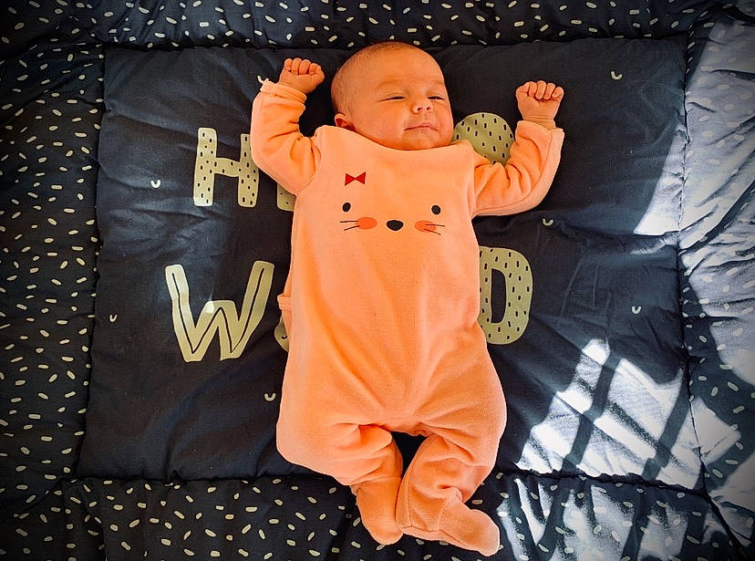 Lyna a rejoint le concours — aidez-le/la à gagner de superbes lots ! baby, child, jacket, orange, outerwear, person, product, sleeve, smile, t_shirt, toddler