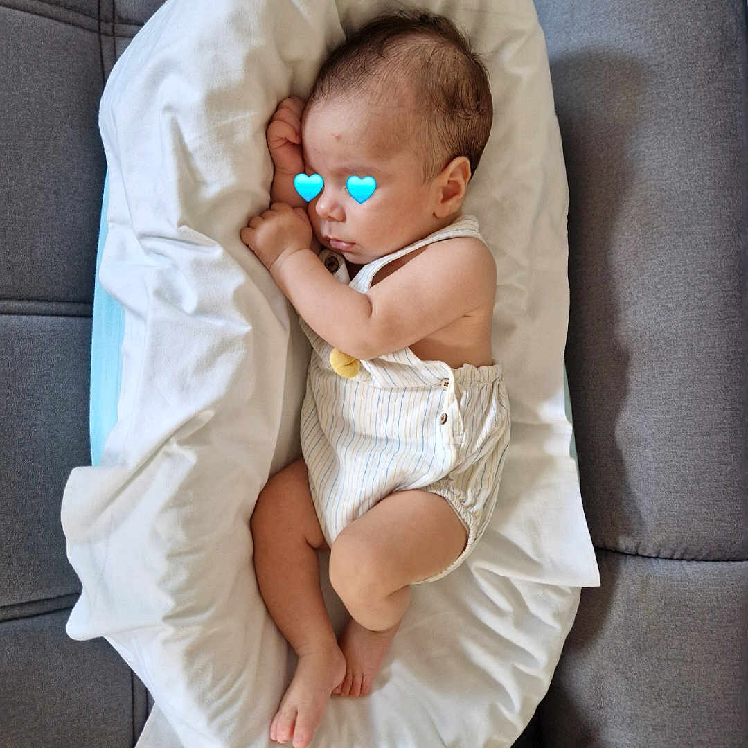Mael Valentim participe au concours pour gagner de l'argent avec cette photo : baby, blanket, child, comfort, couch, cozy, cute, heart_emoji, indoor, infant, nap, pajamas, peaceful, person, relaxing, rest, sleeping, soft, toddler, white