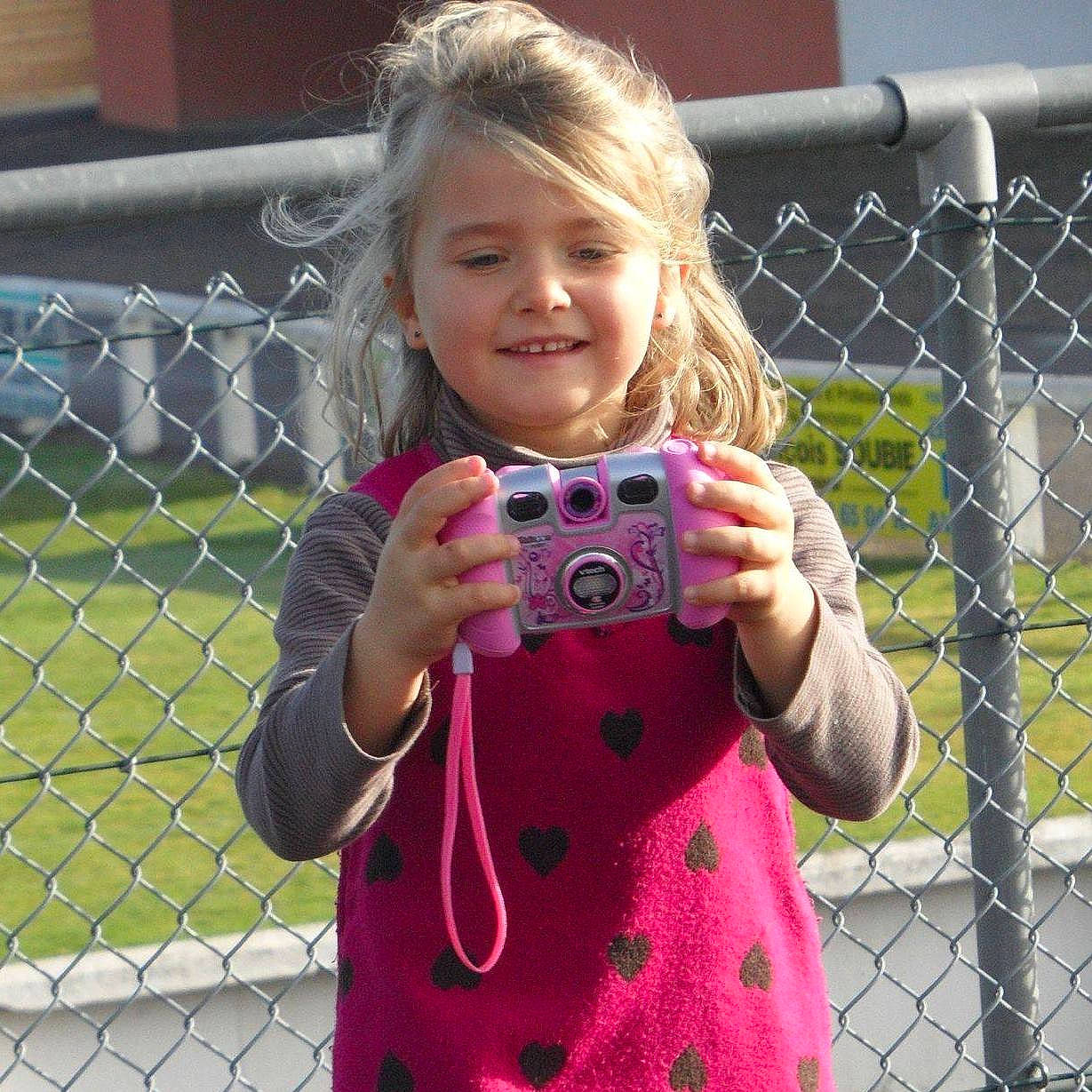 Cléa participe au concours pour gagner de l'argent avec cette photo : blond, child, design, finger, joy, lip, magenta, pattern, person, pink, play, smile, toddler, vacation