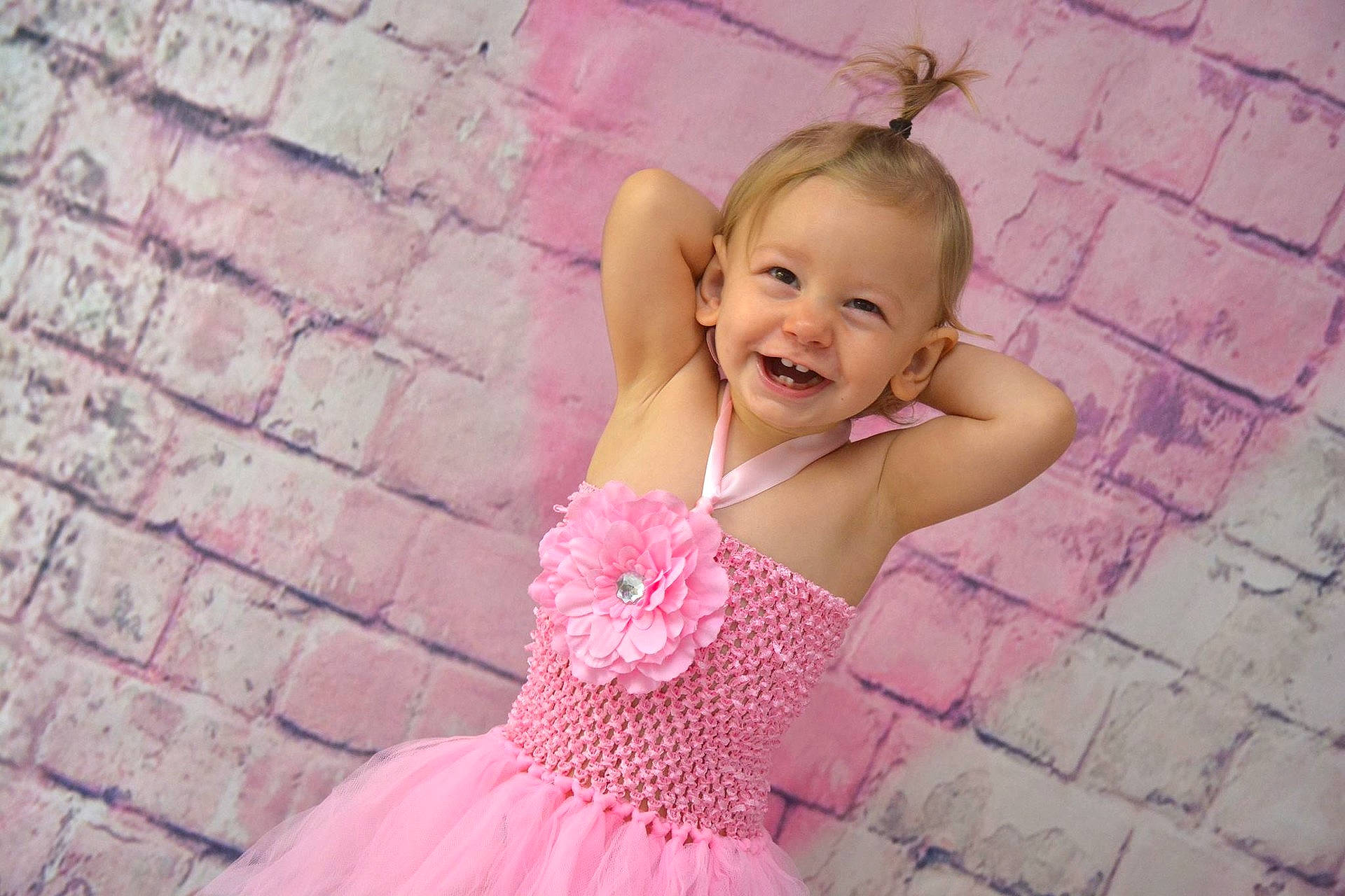 Victoria participe au concours pour gagner de l'argent avec cette photo : child, fun, girl, happiness, human_hair_color, infant, joy, pattern, person, pink, skin, smile, textile, toddler