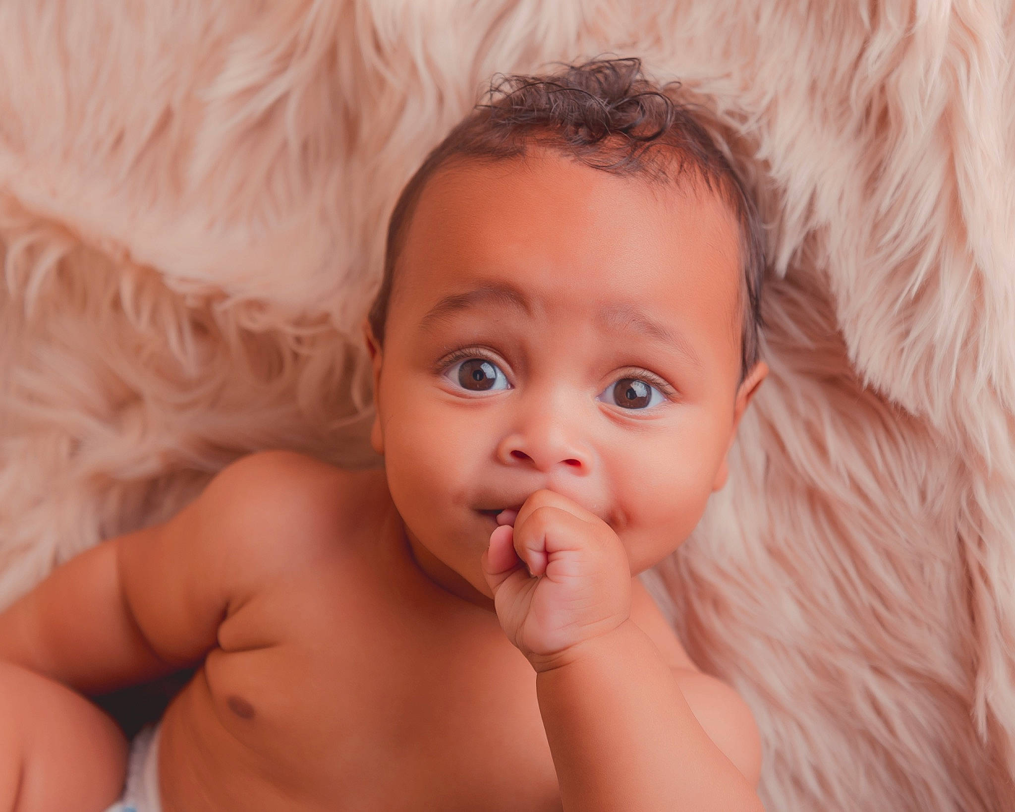 Cassius is registered to the contest to win money with this photo: cheek, chin, comfort, ear, eye, eyebrow, eyelash, flash_photography, gesture, hairstyle, hand, happy, human_body, iris, lip, mouth, neck, nose, person, skin