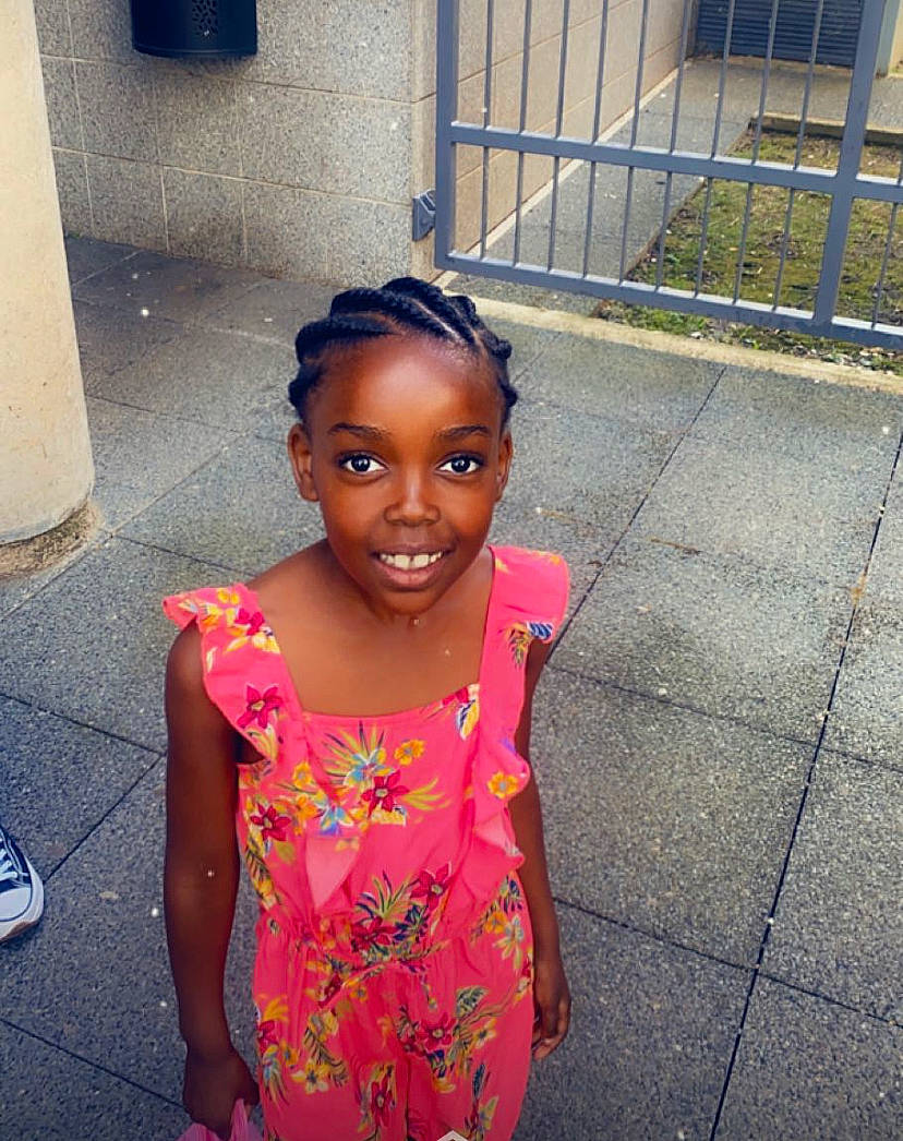 Adoniya participe au concours pour gagner de l'argent avec cette photo : asphalt, black_hair, child, chin, eyewear, face, fashion_accessory, fence, fun, happy, jewellery, joy, magenta, necklace, person, road, shoulder, smile, street, temple