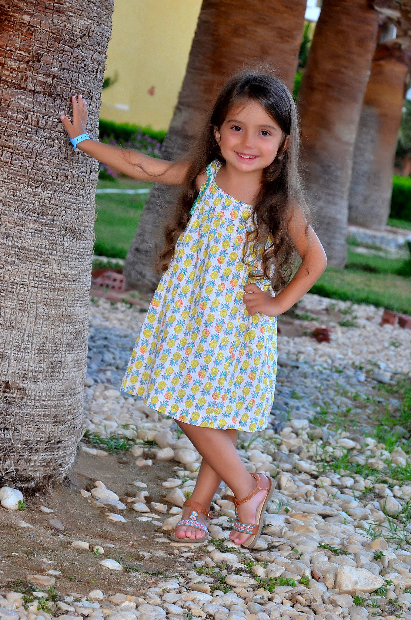 Tania a rejoint le concours — aidez-le/la à gagner de superbes lots ! beauty, child, child_model, design, dress, fawn, joy, pattern, person, photography, smile, summer, tree, vacation, yellow
