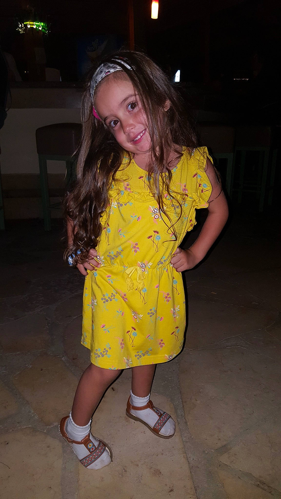 Tania participe au concours pour gagner de l'argent avec cette photo : clothing, fashion_design, fawn, footwear, fun, joy, leg, long_hair, person, shoe, smile, thigh, yellow