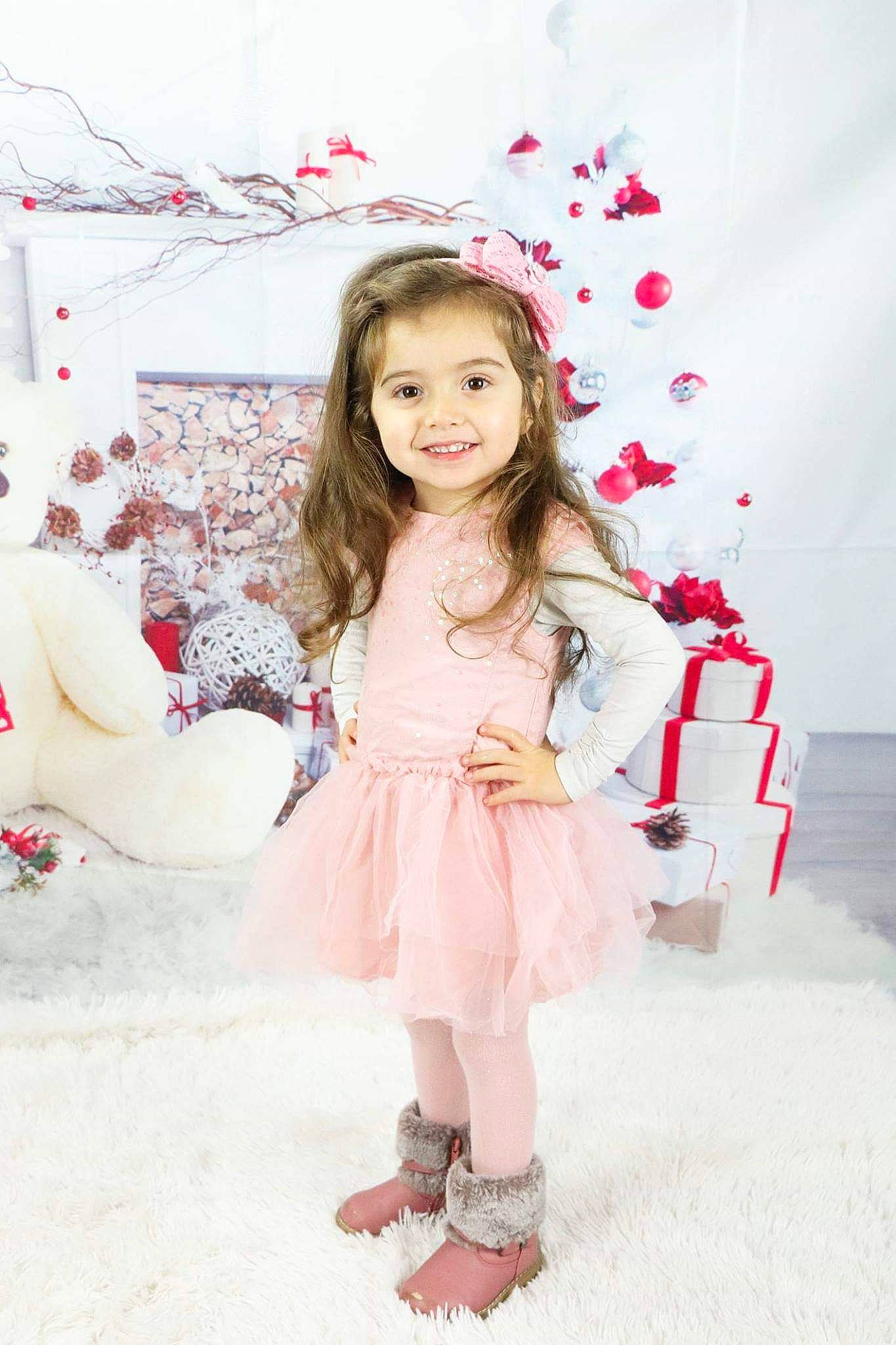 Tania participe au concours pour gagner de l'argent avec cette photo : child, child_model, daughter, dress, fashion_design, happy, joy, person, photography, pink, skin, sleeve, smile, toddler, white