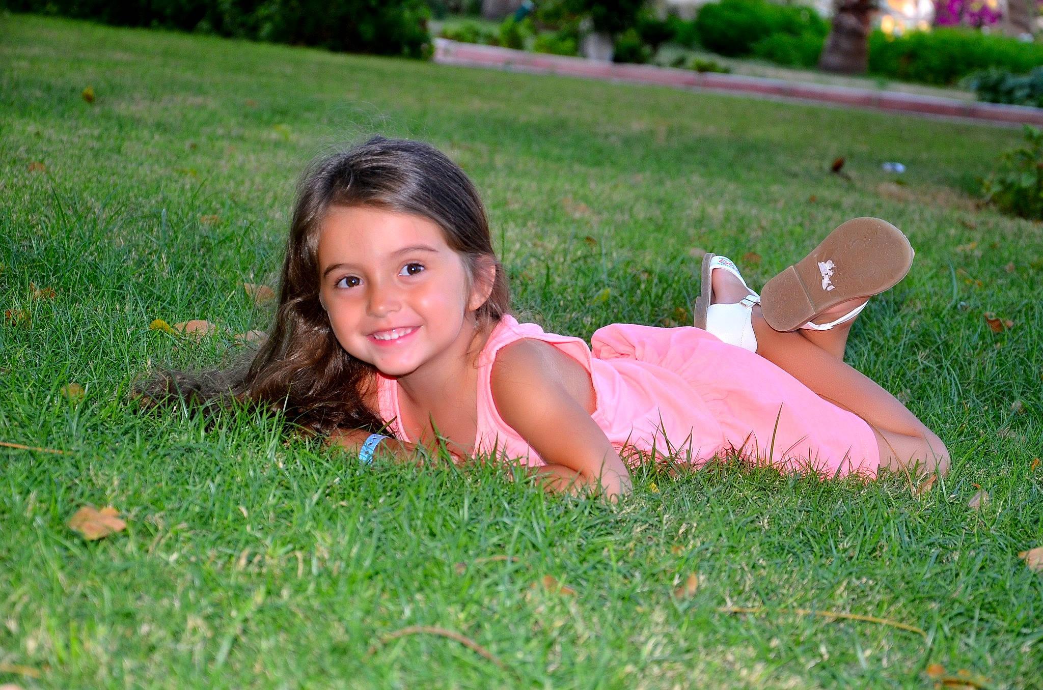 Kaia participe au concours pour gagner de l'argent avec cette photo : beauty, child, fawn, fun, garden, grass, grass_family, happy, joy, lawn, leisure, meadow, people_in_nature, person, photography, pink, plant, sitting, skin, smile