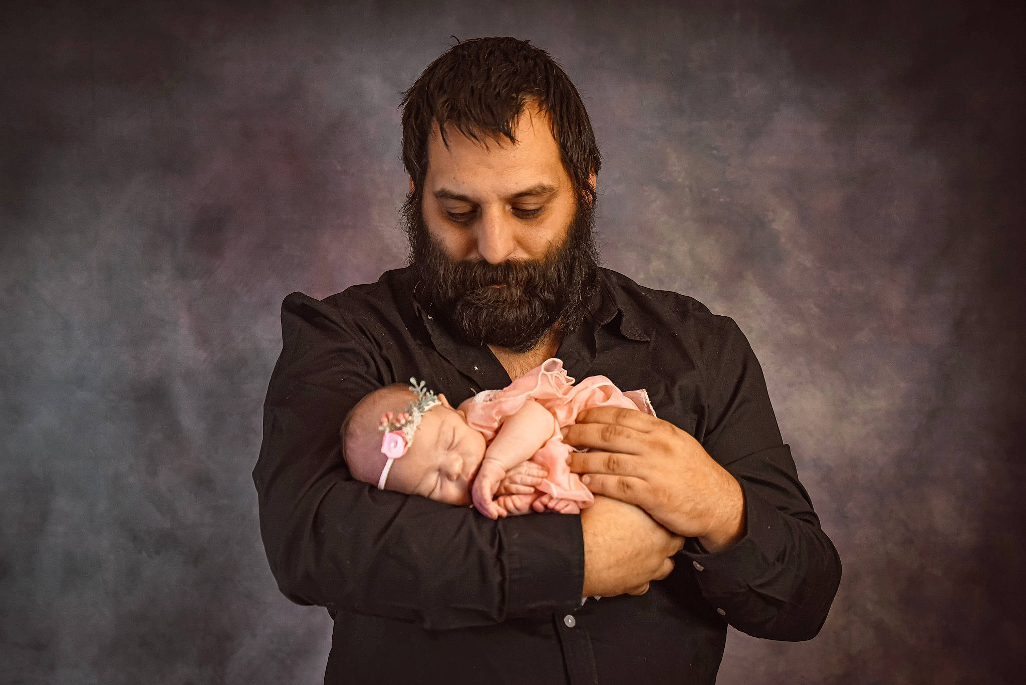 Sharon a rejoint le concours — aidez-le/la à gagner de superbes lots ! abdomen, acting, beard, chest, conversation, darkness, event, facial_hair, flash_photography, formal_wear, fun, gesture, hand, happy, love, moustache, performing_arts, person, portrait_photography, sitting