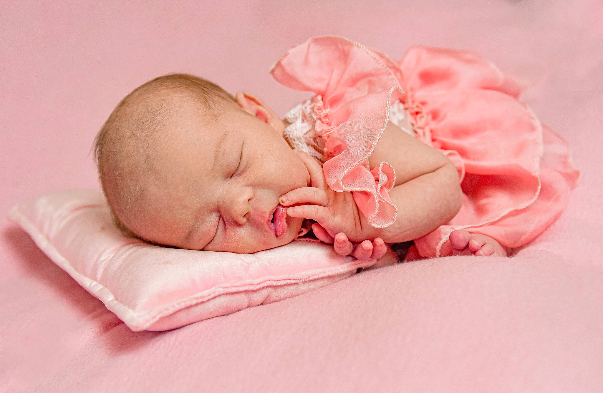 Sharon participe au concours pour gagner de l'argent avec cette photo : baby, baby_sleeping, baby_toddler_clothing, bedtime, cheek, child, comfort, ear, fashion_accessory, flesh, grass, happy, linens, nap, peach, person, portrait_photography, room, skin, sleep