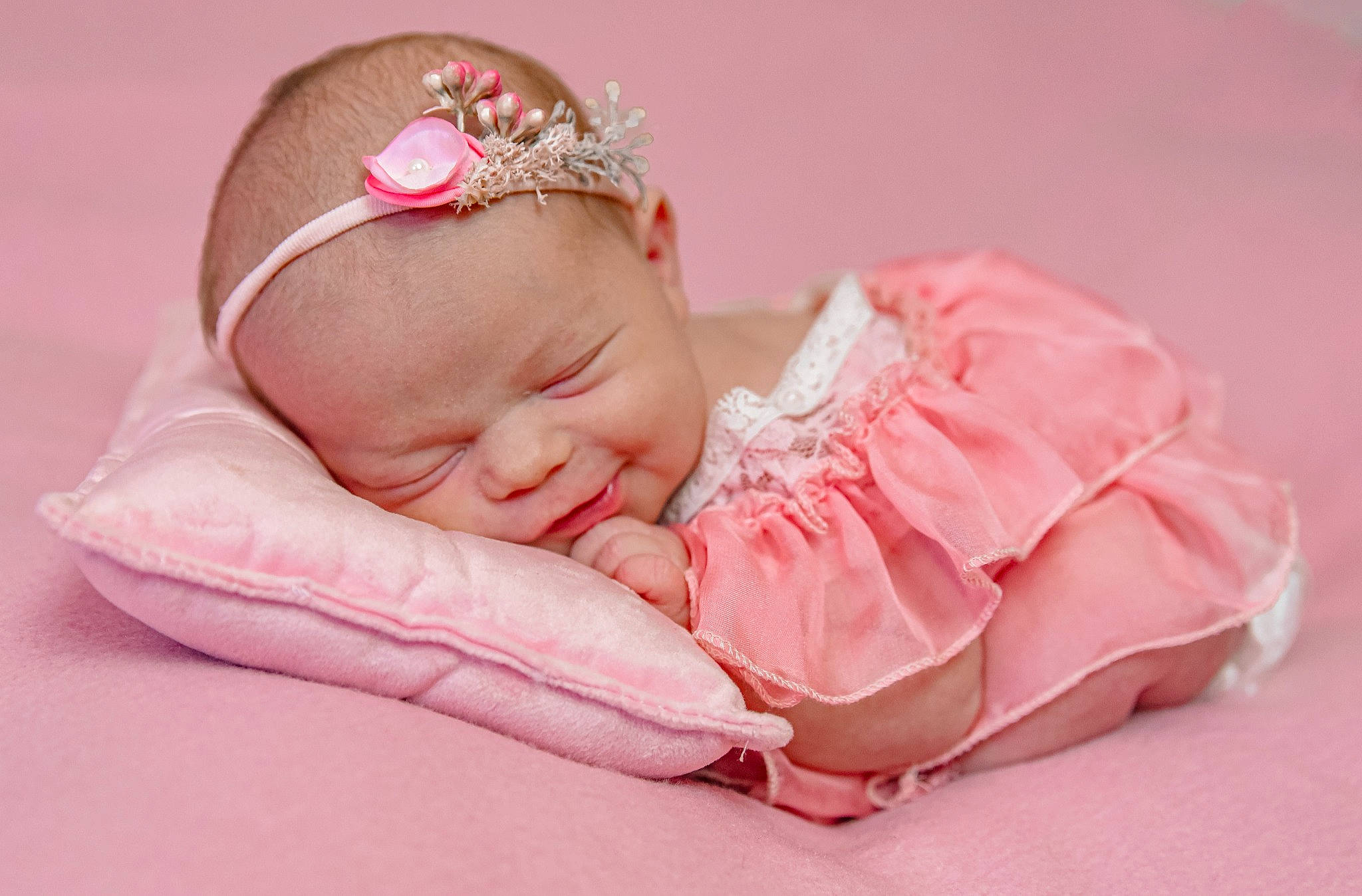 Sharon a rejoint le concours — aidez-le/la à gagner de superbes lots ! baby, baby_sleeping, baby_toddler_clothing, beanie, cheek, child, comfort, eyelash, fashion_accessory, hair_accessory, happy, headband, headgear, headpiece, jewellery, magenta, peach, person, pink, skin