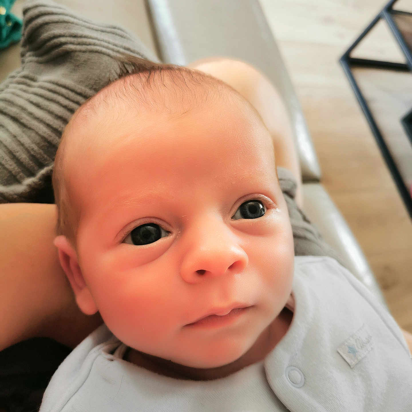 Ewan participe au concours pour gagner de l'argent avec cette photo : baby, baby_clothes, blanket, child, clothing, cute, expression, eyes, face, head, human, indoors, infant, newborn, person, pillow, portrait, skin, soft, young