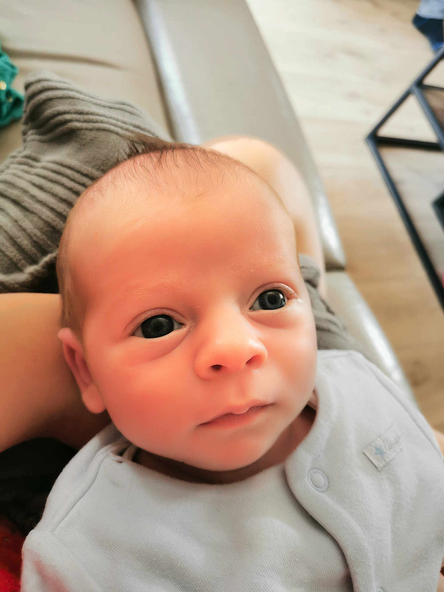 Ewan participe au concours pour gagner de l'argent avec cette photo : baby, baby_clothes, blanket, child, clothing, cute, expression, eyes, face, head, human, indoors, infant, newborn, person, pillow, portrait, skin, soft, young