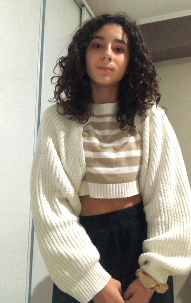 Lahna a rejoint le concours — aidez-le/la à gagner de superbes lots ! abdomen, arm, brown_hair, chest, collar, dress_shirt, elbow, fashion_design, gesture, hair, human_leg, knee, layered_hair, long_hair, neck, person, shoulder, sleeve, thigh, trunk