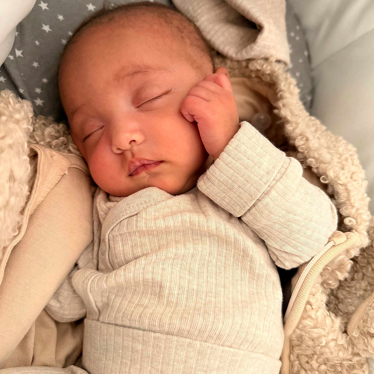 Amaya a rejoint le concours — aidez-le/la à gagner de superbes lots ! baby, sleeping, infant, cozy, blanket, beige, clothing, hand, face, peaceful, cute, portrait, soft, warm, rest, newborn, child, toddler, indoors, comfort
