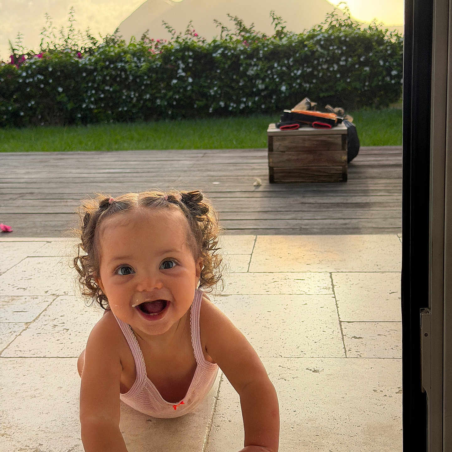 Mahéa a rejoint le concours — aidez-le/la à gagner de superbes lots ! child, crawling, curiosity, curly_hair, daylight, garden, grass, happy, mountains, nature, outdoor, person, pigtails, playful, smiling, snack, sunlight, tile_floor, toddler, young_child